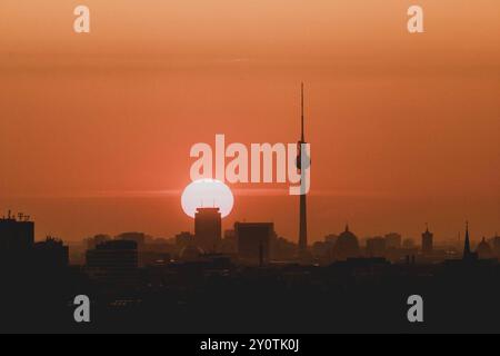 Der Sonnenaufgang zeichnet sich ab hinter der Stadtsilhouette mit dem Fernsehturm in Berlin, 04.09.2024. Berlin Deutschland *** die Sonne geht hinter t Stockfoto