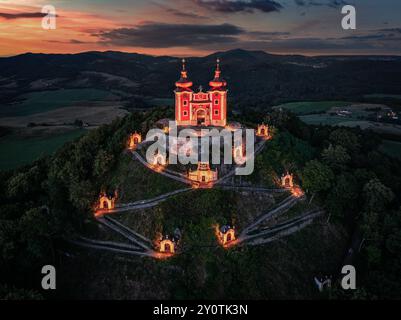 Banska Stiavnica, Slowakei - aus der Vogelperspektive auf den wunderschönen beleuchteten barocken Kalvarienkalvaria in der Slowakei bei Dämmerung an einem Sommernachmittag mit dramatischen bunten Farben Stockfoto