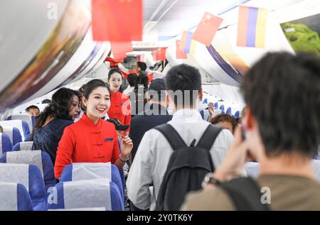 (240904) -- PEKING, 4. September 2024 (Xinhua) -- Fluggäste besteigen den Flug CZ5091 der China Southern Airlines, der nach Jerewan von Armenien führt, am 3. September 2024 am Diwopu International Airport in Ürüqi, Nordwestchinas autonome Region Xinjiang Uygur. Am Dienstag wurde eine direkte Flugverbindung zwischen Urumqi, der Hauptstadt der Autonomen Region Xinjiang Uygur im Nordwesten Chinas, und Jerewan, der Hauptstadt Armeniens, eröffnet. Dies ist Chinas erster Direktflug nach Armenien, einem Land, das zunehmend als beliebtes Reiseziel anerkannt wird. (Xinhua/Wang Fei) Stockfoto