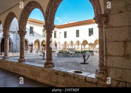 Das Innere des Klosters Jesu von Setubal in Portugal. Kirche des ehemaligen Klosters Jesu. Das erste Gebäude im Manuelinstil in Portugal Stockfoto