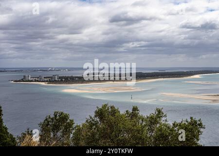 Die Troia-Halbinsel oder das Troia-Naturschutzgebiet in Portugal ist Teil des Naturparks Sado Estuary. Atlantik und azurblaue Lagune. Beliebtes Touristenziel Stockfoto