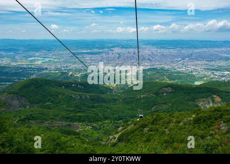 Tirana, Albanien - Mai 31 2024. Eine Seilbahn führt auf dem Dajti Ekspres von der unteren zur oberen Station hinauf und bietet einen atemberaubenden Panoramablick Stockfoto