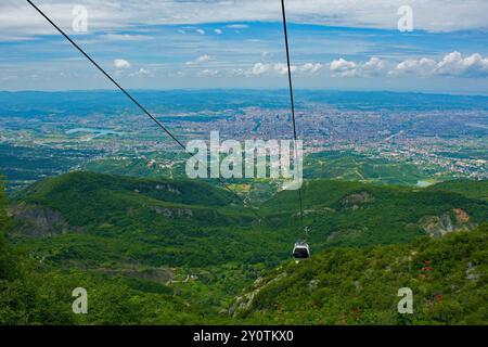 Tirana, Albanien - Mai 31 2024. Eine Seilbahn führt auf dem Dajti Ekspres von der unteren zur oberen Station hinauf und bietet einen atemberaubenden Panoramablick Stockfoto