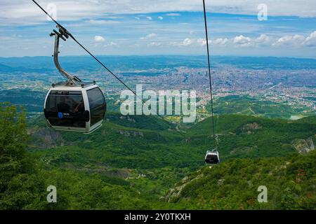 Tirana, Albanien - Mai 31 2024. Seilbahnen steigen den Mount Dajti von der unteren zur oberen Station auf der Dajti Ekspres hinauf und bieten einen atemberaubenden Panoramablick Stockfoto