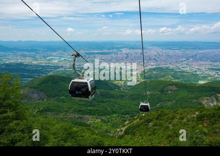 Tirana, Albanien - Mai 31 2024. Seilbahnen steigen den Mount Dajti von der unteren zur oberen Station auf der Dajti Ekspres hinauf und bieten einen atemberaubenden Panoramablick Stockfoto