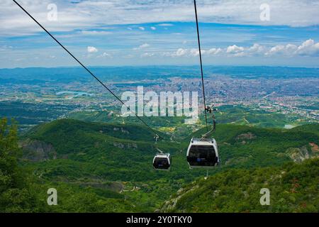 Tirana, Albanien - Mai 31 2024. Seilbahnen steigen den Mount Dajti von der unteren zur oberen Station auf der Dajti Ekspres hinauf und bieten einen atemberaubenden Panoramablick Stockfoto