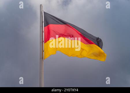 Die Flagge der Einheit befindet sich am Platz der Republik vor der Westfassade des Reichstagsgebäudes in Berlin Stockfoto