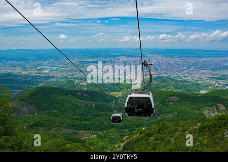 Tirana, Albanien - Mai 31 2024. Seilbahnen steigen den Mount Dajti von der unteren zur oberen Station auf der Dajti Ekspres hinauf und bieten einen atemberaubenden Panoramablick Stockfoto