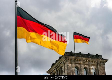 Die Flagge der Einheit befindet sich am Platz der Republik vor der Westfassade des Reichstagsgebäudes in Berlin Stockfoto