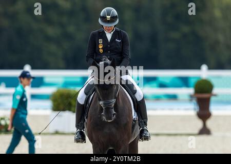 PARIS, FRANKREICH – 03. SEPTEMBER: Heidemarie DRESING (GER), Startclass II tritt während der Para Equestrian (Dressur) Wettbewerbe im Chaeteau de Versailles der Paralympischen Sommerspiele 2024 am 03. September 2024 in Paris auf. (Foto: Mika Volkmann) Stockfoto