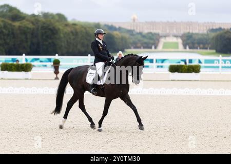 PARIS, FRANKREICH – 03. SEPTEMBER: Heidemarie DRESING (GER), Startclass II tritt während der Para Equestrian (Dressur) Wettbewerbe im Chaeteau de Versailles der Paralympischen Sommerspiele 2024 am 03. September 2024 in Paris auf. (Foto: Mika Volkmann) Stockfoto