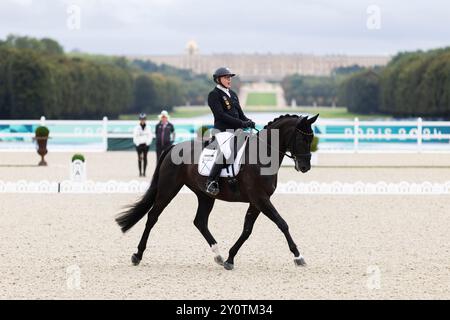 PARIS, FRANKREICH – 03. SEPTEMBER: Heidemarie DRESING (GER), Startclass II tritt während der Para Equestrian (Dressur) Wettbewerbe im Chaeteau de Versailles der Paralympischen Sommerspiele 2024 am 03. September 2024 in Paris auf. (Foto: Mika Volkmann) Stockfoto