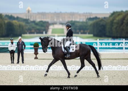 PARIS, FRANKREICH – 03. SEPTEMBER: Heidemarie DRESING (GER), Startclass II tritt während der Para Equestrian (Dressur) Wettbewerbe im Chaeteau de Versailles der Paralympischen Sommerspiele 2024 am 03. September 2024 in Paris auf. (Foto: Mika Volkmann) Stockfoto