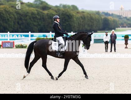 PARIS, FRANKREICH – 03. SEPTEMBER: Heidemarie DRESING (GER), Startclass II tritt während der Para Equestrian (Dressur) Wettbewerbe im Chaeteau de Versailles der Paralympischen Sommerspiele 2024 am 03. September 2024 in Paris auf. (Foto: Mika Volkmann) Stockfoto