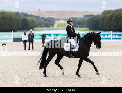 PARIS, FRANKREICH – 03. SEPTEMBER: Heidemarie DRESING (GER), Startclass II tritt während der Para Equestrian (Dressur) Wettbewerbe im Chaeteau de Versailles der Paralympischen Sommerspiele 2024 am 03. September 2024 in Paris auf. (Foto: Mika Volkmann) Stockfoto