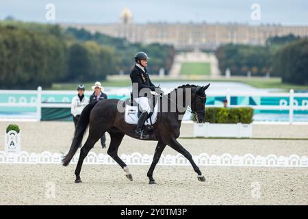 PARIS, FRANKREICH – 03. SEPTEMBER: Heidemarie DRESING (GER), Startclass II tritt während der Para Equestrian (Dressur) Wettbewerbe im Chaeteau de Versailles der Paralympischen Sommerspiele 2024 am 03. September 2024 in Paris auf. (Foto: Mika Volkmann) Stockfoto