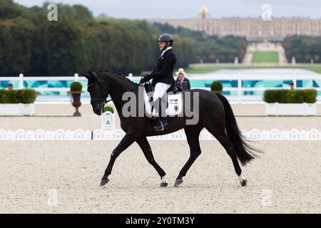 PARIS, FRANKREICH – 03. SEPTEMBER: Heidemarie DRESING (GER), Startclass II tritt während der Para Equestrian (Dressur) Wettbewerbe im Chaeteau de Versailles der Paralympischen Sommerspiele 2024 am 03. September 2024 in Paris auf. (Foto: Mika Volkmann) Stockfoto