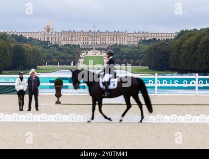 PARIS, FRANKREICH – 03. SEPTEMBER: Heidemarie DRESING (GER), Startclass II tritt während der Para Equestrian (Dressur) Wettbewerbe im Chaeteau de Versailles der Paralympischen Sommerspiele 2024 am 03. September 2024 in Paris auf. (Foto: Mika Volkmann) Stockfoto