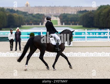 PARIS, FRANKREICH – 03. SEPTEMBER: Heidemarie DRESING (GER), Startclass II tritt während der Para Equestrian (Dressur) Wettbewerbe im Chaeteau de Versailles der Paralympischen Sommerspiele 2024 am 03. September 2024 in Paris auf. (Foto: Mika Volkmann) Stockfoto