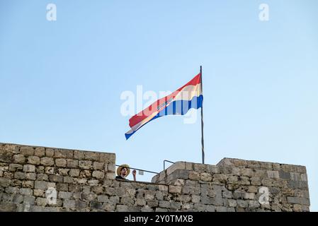 Flagge Kroatiens auf den mittelalterlichen Mauern der Altstadt von Dubrovnik, UNESCO-Weltkulturerbe an der Adria in der Republik Kroatien Stockfoto