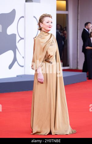 Lesley Manville besucht den „Queer“-roten Teppich während des 81. Internationalen Filmfestivals von Venedig am 03. September 2024 in Venedig. ©Foto: Cinz Stockfoto