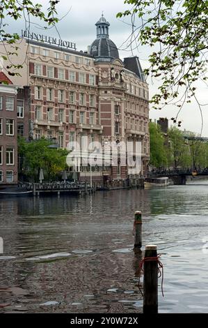 AMSTERDAM, NIEDERLANDE - 08. MAI 2012: Außenansicht des NH Collection Amsterdam Doelen Hotels mit Blick auf die Amstel Stockfoto