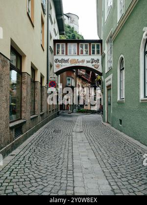 Eine charmante Kopfsteinpflasterstraße schlängelt sich durch eine malerische europäische Stadt mit einem historischen inn und einer malerischen Architektur in ruhiger Umgebung Stockfoto