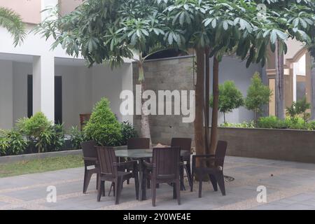 Die Stühle befinden sich im Garten, bequem zum Genießen von Kaffee und anderen Getränken. Stockfoto