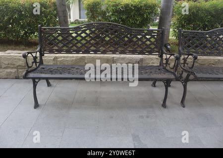 Die Stühle befinden sich im Garten, bequem zum Genießen von Kaffee und anderen Getränken. Stockfoto