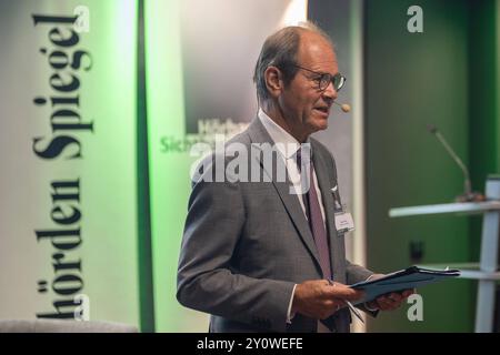 Polizeitage 2024 Prävention Schutz Aufklärung 04.09.2024, Politik, Polizei: Polizeitag 2024 im Tulip Inn Hotel in Düsseldorf. Dieter Wehe Behoerden Spiegel bei der Moderation. Foto:Kirchner-Media/TH *** Polizeitage 2024 Präventionsschutz Bildung 04 09 2024, Politik, Polizeitag 2024 im Tulip Inn Hotel Düsseldorf Dieter Wehe Behoerden Spiegel während der Moderation Foto Kirchner Media TH Copyright: XKirchner-Media/THX Stockfoto