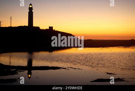 Sonnenuntergang am Leuchtturm von Trafalgar; Caños de Meca; Provinz Cadiz, Spanien Stockfoto