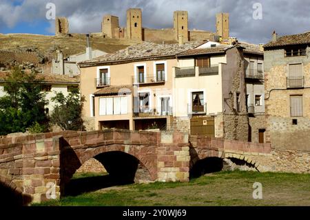 Brücke und Schloss, Molina de Aragon, Provinz Guadalajara, Kastilien-La Mancha, Spanien Stockfoto