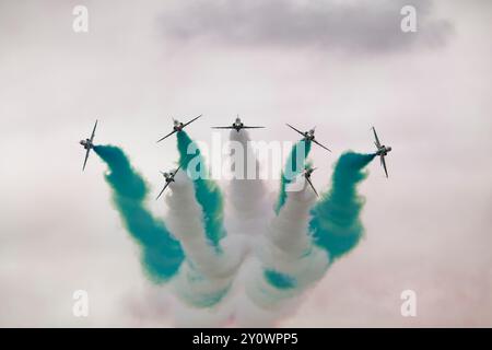 Hawk Trainer des saudischen Falcons Aerobatic Display Teams führen während ihrer hervorragenden Präsentation beim RIAT eine dynamische und spannende Formationspause durch Stockfoto