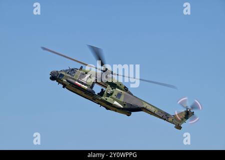 Ein NH Industries NH90 Tactical Transport Helicopter zeigt seine Fähigkeiten bei der RAF Fairford während des RIAT Stockfoto