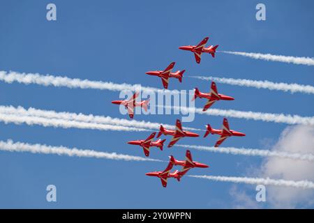 Neun Hawk Jet Trainer des Red Arrows Kunstflugteams der britischen Royal Air Force führen während des RIAT ihr atemberaubendes 5/4 Cross-Manöver aus Stockfoto