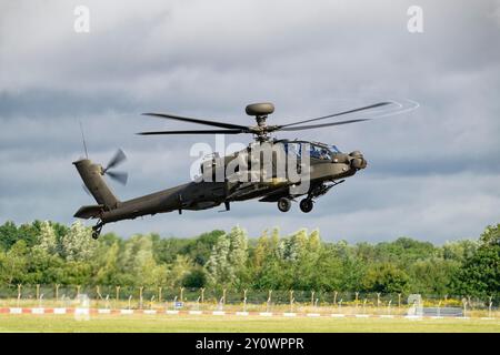 Das britische Army Air Corps Boeing AH2 Apache Military Helicopter schwebt, bevor es nach der Teilnahme am RIAT von der RAF Fairford in England abfliegt Stockfoto