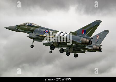 Der Eurofighter der Royal Air Force, Typhoon FGR4, verlässt die RAF Fairford, nachdem er am Royal International Air Tattoo teilgenommen hatte Stockfoto