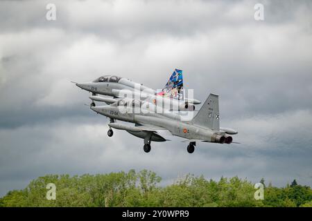 Zwei Northrop SF-5 Freedom Fighter Jets der spanischen Luft- und Raumstreitkräfte starten von der RAF Fairford, nachdem sie am RIAT teilgenommen hatten Stockfoto