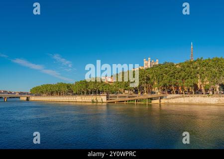 Blick auf den Fluss Saone mit dem Fourviere-Hügel im Hintergrund, Lyon, Frankreich Stockfoto