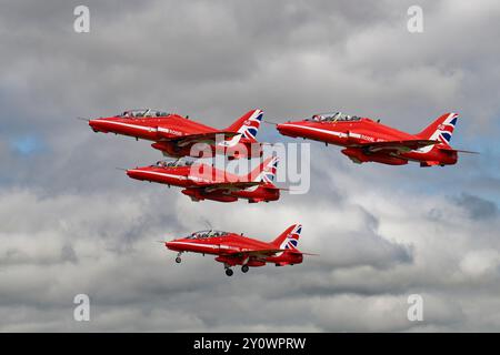 Vier Hawker Siddeley Hawk Jet Trainer des British Royal Air Force Red Arrows Kunstflugteams verlassen RAF Fairford mit ihren Flugingenieuren Stockfoto