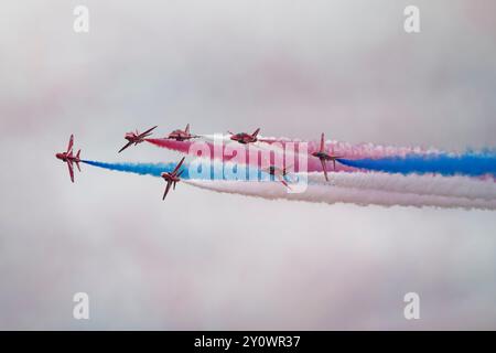 Die BAE Hawk Jet Trainer der British Royal Air Force Red Arrows Kunstflugmannschaft beginnen ihre Vixen Pause während ihrer Ausstellung im RIAT Stockfoto