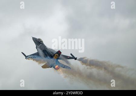 Die türkische Luftwaffe F-16C kämpfte Falcon Fighter 88-0021 die SoloTurk kletterte während einer Kunstflugshow beim Royal International Air Tattoo davon Stockfoto