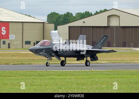 Der britische Royal Air Force Lockheed Martin F-35B STOVL-fähige Mehrzweck-Stealth-Kampfflugzeug macht während seiner Präsentation auf dem RIAT eine Berührung Stockfoto