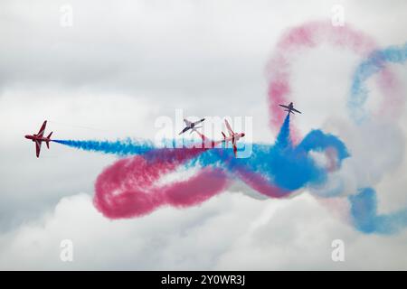 Hawk Jet Trainer des British Royal Air Force Red Arrows Kunstflugteams führen die Hanna Break während ihrer Show im RIAT aus Stockfoto