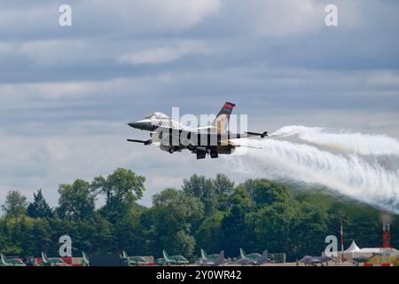 Die türkische Luftwaffe F-16C Fighting Falcon Kampfflugzeug 88-0024 der SoloTurk startet zur Ausstellung auf dem Royal International Air Tattoo in Großbritannien Stockfoto