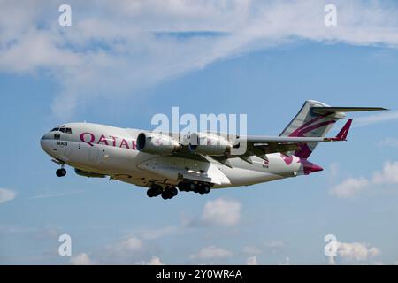 Qatar Emiri Air Force Boeing C-17 Globemaster III trifft bei der RAF Fairford in Südengland ein. Stockfoto