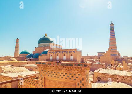 Blick auf den architektonischen Komplex Pakhlavan Mahmud und das Islam Khoja Minarett. Chiwa, Usbekistan - 17. Juli 2024. Stockfoto