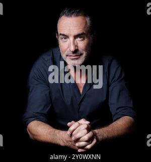 Paris, Frankreich. September 2024. Exklusiv - Jean Dujardin posiert am 3. September 2024 im Hotel Le Marois in Paris, Frankreich. Foto: Jerome Dominé/ABACAPRESSCOM Credit: Abaca Press/Alamy Live News Stockfoto