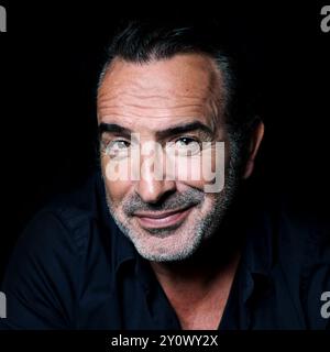 Paris, Frankreich. September 2024. Exklusiv - Jean Dujardin posiert am 3. September 2024 im Hotel Le Marois in Paris, Frankreich. Foto: Jerome Dominé/ABACAPRESSCOM Credit: Abaca Press/Alamy Live News Stockfoto