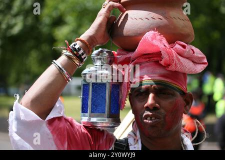 Schätzungsweise 100.000 Tamilen marschierten heute durch London vom Hyde Park zum Temple Place und forderten Gerechtigkeit in Sri Lanka und einen eigenen tamilischen Staat. Der marsch wurde von einer Gruppe von "Häftlingen" in einem Lager mit Stacheldraht geleitet, um die schrecklichen Bedingungen der in Internierungslagern festgehaltenen Zivilisten zu dramatisieren und ihre sofortige Freilassung sowie vollen Zugang der UNO zu den Lagern zu fordern. Einige trugen auch Fotos ihrer Verwandten bei, die getötet wurden oder verschwunden sind, und forderten, dass die Regierung und die Armee Sri Lankas wegen Kriegsverbrechen angeklagt werden, sowie wirtschaftliche Sanktionen Stockfoto